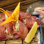 やきにくホルモン 幸心 - ネギ入り厚切りタン