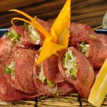 やきにくホルモン 幸心 - ネギ入り厚切りタン