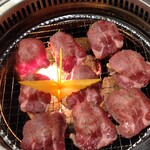 やきにくホルモン 幸心 - ネギ入り厚切りタン