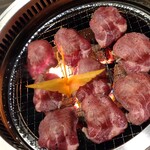 やきにくホルモン 幸心 - ネギ入り厚切りタン