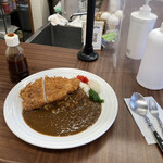 カレーショップ田園 - ソースと共にカツカレー到着