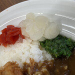 カレーショップ田園 - 付け合わせの福神漬け、らっきょ、青じそ