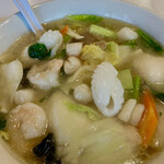 中華料理 京華茶楼 - 海老,烏賊,小柱など魚介に炒め野菜たっぷり海鮮タン麺