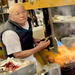 Izakaya Toyo - 人気のお摘み「マグロほほ肉の炙り」はかなり面白い。
                        この調理法がかなり豪快なんです。"ファイア〜"とばかりに
                        ガスバーナーの炎を発射。並んだマグロのほほ肉を炙り尽くす。