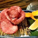 やきにくホルモン 幸心 - 花咲き厚切りタン