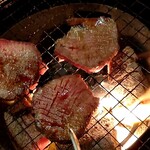 やきにくホルモン 幸心 - 花咲き厚切りタン