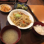 大餃子酒場 - 肉野菜炒め定食全景