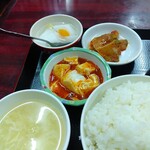 香港屋 - 小鉢の麻婆豆腐、ザーサイ、杏仁豆腐と卵スープ