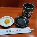 Sushidokoro Nakano - 席に着くとすぐにお茶とお新香等が登場