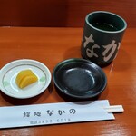 鮨処なかの - 席に着くとすぐにお茶とお新香等が登場