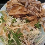 上海軒 - メイン2：生姜焼き
      回鍋肉と豚肉かぶりになるが(^^;)
      
      生姜焼きと言うより黒胡椒炒めちゃう？
      何れにせよこれまた飯が進む味
      付合せの野菜と一緒に食っても美味い