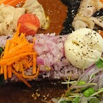 カレー食堂 サンサーラ - 5つの惣菜(ほうれん草のクミン和え・オニオンマリネ・キュロットラペ・マッシュポテト・イクラの醤油漬け)・紫黒米