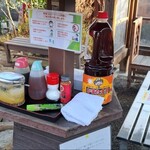 山越うどん - 調味料色々