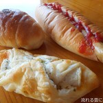 海辺のパン屋 La La Bakery - 料理写真:チーズちくわパイ・百姓庵の塩ロール・ホットドッグ