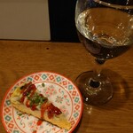 Pizza Land - 旬野菜のオムレツ220円 白ワイン390円