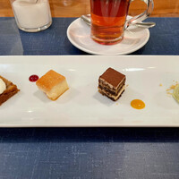 リストランテ ラ チャウ - ピスタチオのジェラート、ティラミス、パンナコッタ、くるみとりんごのパウンドケーキ