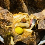 おみ乃 - ・炭火焼きの伊達鶏と秋野菜の朴葉蒸し