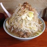 ラーメン富士丸 - ラーメン　スープが野菜の重みであふれ出します