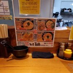 麺屋　義國 - カウンター席の一番左側が特等席