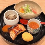 祇園にしむら - 八寸：ナマコのおろしポン酢、いくら醤油漬け、牡蠣と柿のお浸し、カラスミ、海老芋