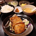 Waitan Honryuudon - 東坡肉の青菜添えランチ(1,000円)
                      白ご飯･味噌汁･香の物･サラダ･杏仁豆腐プリン付き