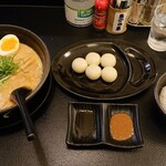 あらじん - 濃厚味噌豚骨ラーメンともちもち餃子とライス