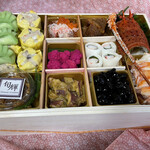 中国料理 旬輝 - シュウマイの下にシュウマイ。こちらもこの箱に2段入ってる感じ。伊勢海老はさすがに一尾ね