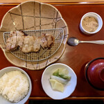 とんとん - みらい豚ロース味噌炙り  ごはん・味噌汁・キャベツ・お新香・デザート 付き