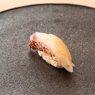 Sushi made on-site with nerve-killing and blood-draining techniques to pursue the ideal taste