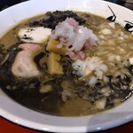 津軽煮干中華蕎麦 サムライブギー - 料理写真:生をさっと茹でたカワユスなミミイカ？の下にはおろし赤かぶ？