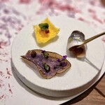 アマラントス - 右奥 : 小鰭をホワイトバルサミコでマリネして自家製のセミドライトマトを巻いています。