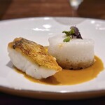 アマラントス - 添えられているのはカロルナーリのリゾットの上に旨味が抽出された立体的な泡。