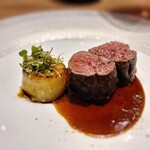 アマラントス - 付け合わせはジャガイモのコンフィで良きお供です。香り付けにジェニパーベリーのパウダーがかけられ、香りのアクセントに。