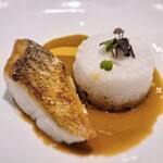 アマラントス - ソースは甲殻類の出汁で作られたもので、力強い旨味です。白甘鯛のポワレも付け合わせのリゾットも美味しくなりました。