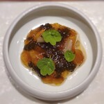 アマラントス - 白ミル貝、北寄貝などを軽くバターソテーして、下にはフヌイユのクリーム、上にはたっぷりキャビアが飾られ、コンソメジュレがかけられたものです。