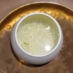 アマラントス - 聖護院蕪のみで作られたコンソメ。