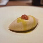 アマラントス - 国産のオリーブオイルがかけられ、上にはキャビアライムがあり、洋梨の瑞々しさに添加されて美味しかったです。