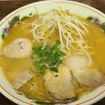 Chuukasoba Youki - 中華そば(税込700円)
                        豚骨と鶏ガラの醤油スープかな？
                        濃くも薄くもない食べ飽きない味わい
                        軟らかめな中細ストレート麺の組み合せで病み付きにはならないけど落ち着いた頃にまた食べたい味わいとなるのかも
