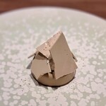 アマラントス - コーヒー風味のメレンゲ、トンカ豆のクリーム、チョコレートのガナッシュなどの組み合わせで、中にお酒を利かせたチョコレートクリームがいます。