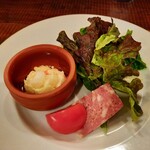 Beato - ねっとり肉肉しい自家製パテやゴロッと大きなお芋のポテトサラダ、リーフサラダはシンプルなドレッシングで