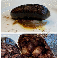 クリマ ディ トスカーナ - サングイナッチョ 青森 菊芋 イタリア プレコーチェ
                    豚の血に菊芋を合わせサングイナッチョ、各種スパイスがしっかりと血生臭さは皆無、刻み入れた菊芋がシャキシャキと食感がまた合うのです！