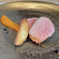 クリマ ディ トスカーナ - 北海道 仔牛 八街 ひとみ人参 燻製 プレア
                      仔牛の部位は芯玉、内腿の下の部分で丸い赤身肉の塊はキメが細かく柔らか！
                      しっとりとした肉質に、噛むとじわじわっとゆっくり旨味が湧いてきます。