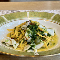 クリマ ディ トスカーナ - バヴェッテ 館山 アオリイカ 熊本新物 アオサノリ
                    新物のアオサノリの香り良く、そこにグリルしたアオリイカの香ばしさが加わり、ドライトマトとオリーブがしっかりと味を整え実に美味しいパスタ料理です♪