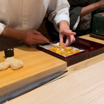 くるますし - 横で若女将が海苔を炙って