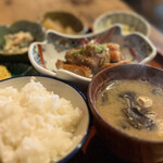 Kuragohan - ◯気まぐれくらごはん¥1,000／パリパリチキンごまソースがけ
                      …ふっくらのご飯、熱々のお味噌汁、お惣菜4種つき。
                      ご飯とお味噌汁は、お代わり1杯無料サービスなのが嬉しい♡(*´ω`*)