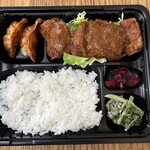 Kiraku - 豚カツと揚げ餃子の弁当