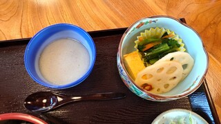 Gensuke San - ○小鉢
                        卵焼き
                        ほうれん草の煮物
                        レンコンの煮物
                        
                        ○蕎麦ムース
                        蕎麦を溶かして固めた品の中にはアンコが入っていた。
                        ほんのりと甘いデザートとなる。