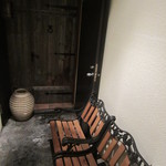 Giglio - ドアの前の椅子