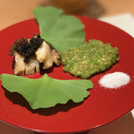 みえ田 - 鮑の燻製キャビア乗せ　銀杏潰し焼き
