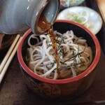 Gensuke San - 汁を上から掛けて頂く。
                      
                      蕎麦汁は僕的に甘さ加減も良く
                      出汁が効いてて良い感じ。
                      
                      喉越しとシッカリとした腰を
                      楽しむ蕎麦だと思う。
